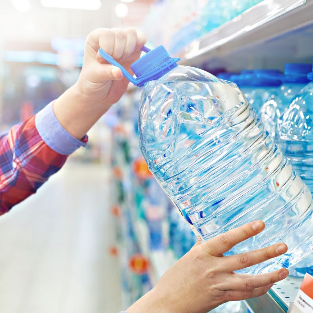 آب معدنی بخوریم یا نه – مزایا و معایب خوردن آب معدنی بجای آب شهری